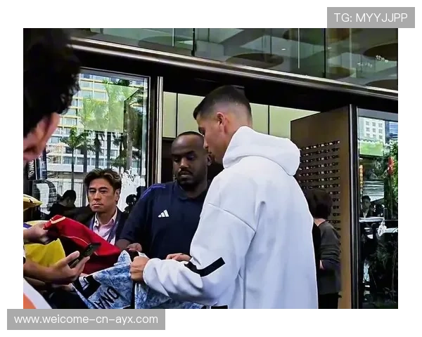 C罗被发现在夜市为粉丝签名并付账，暖到心窝